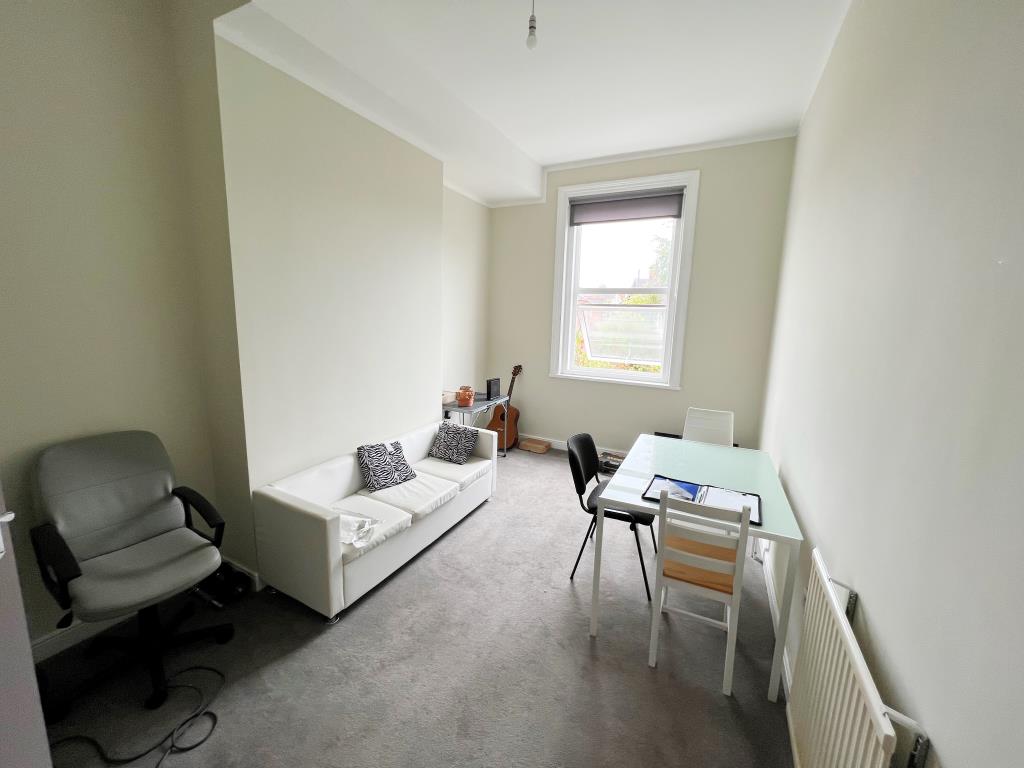 Lot: 100 - FREEHOLD SIX-BEDROOM HMO AND PAIR OF FLATS - 